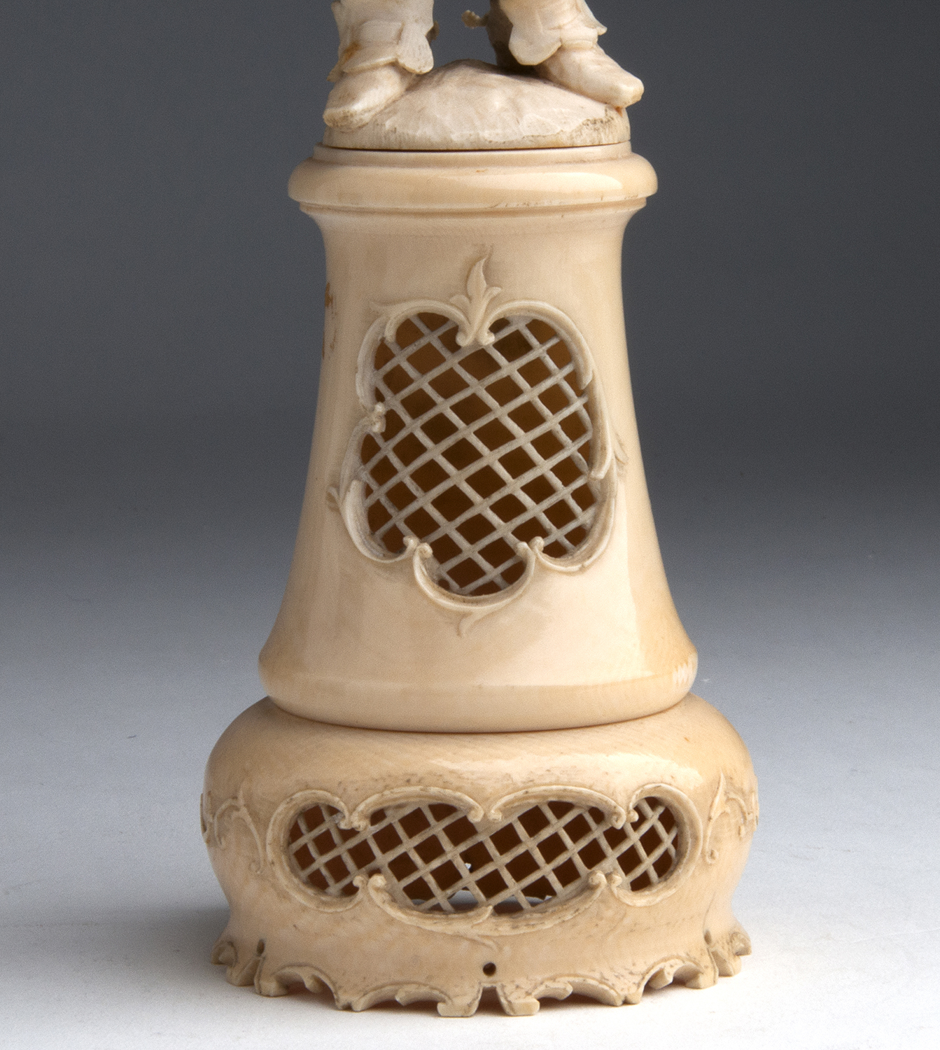 A carved ivory figure of a bugler - France, 18th / 19th Century; ; on a ivory base. 29 cm, 11 27/ - Image 6 of 8