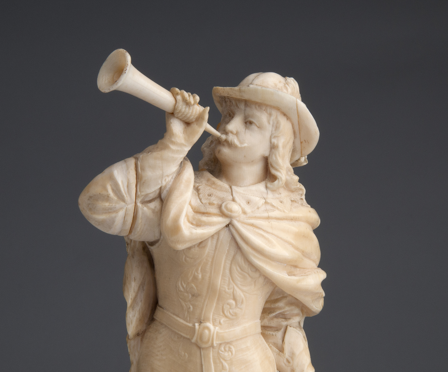 A carved ivory figure of a bugler - France, 18th / 19th Century; ; on a ivory base. 29 cm, 11 27/ - Image 4 of 8