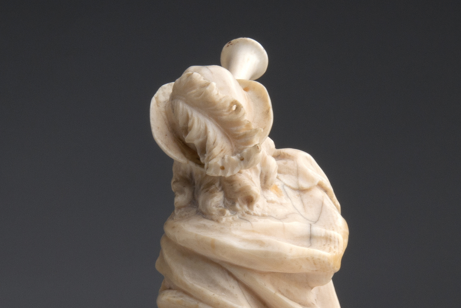 A carved ivory figure of a bugler - France, 18th / 19th Century; ; on a ivory base. 29 cm, 11 27/ - Image 8 of 8