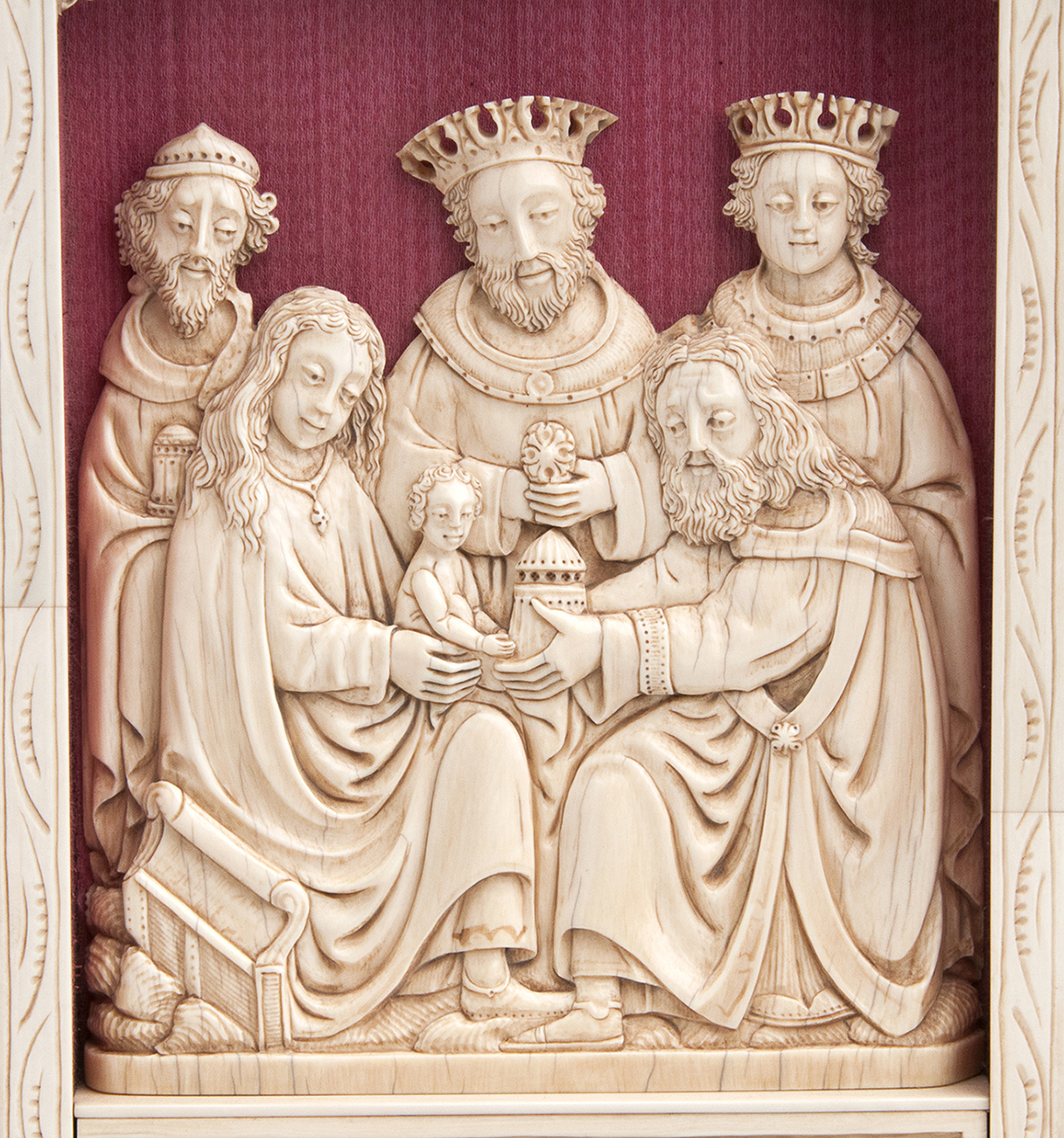 "The Adoration of the Magi" with Saint Peter and Saint Paul. A carved ivory triptych - France, - Image 4 of 7