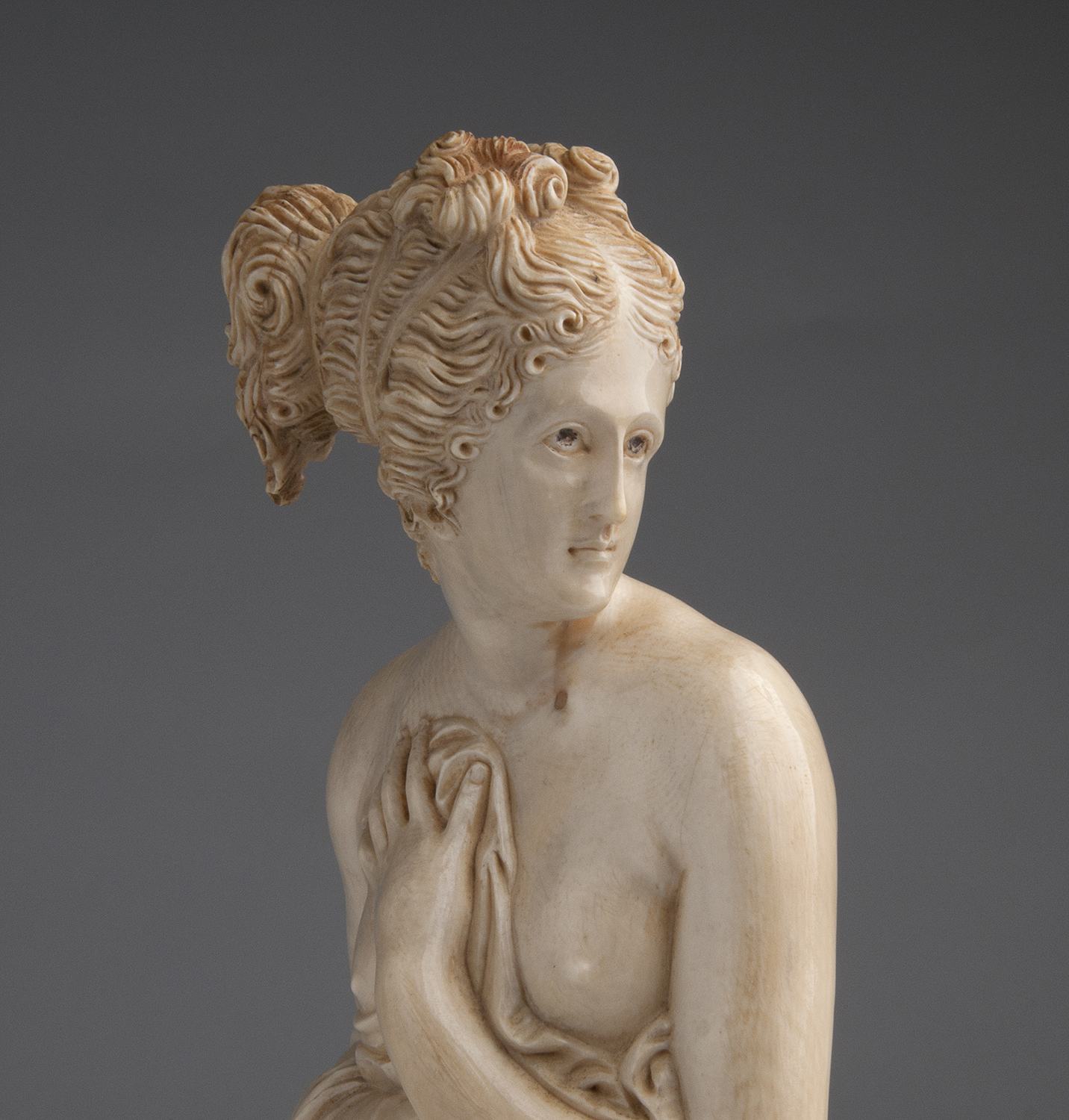 "Aphrodite Pudica". A carved ivory figure - France, 19th Century; ; 36.7 cm, 14 29/64 in high - Image 5 of 9