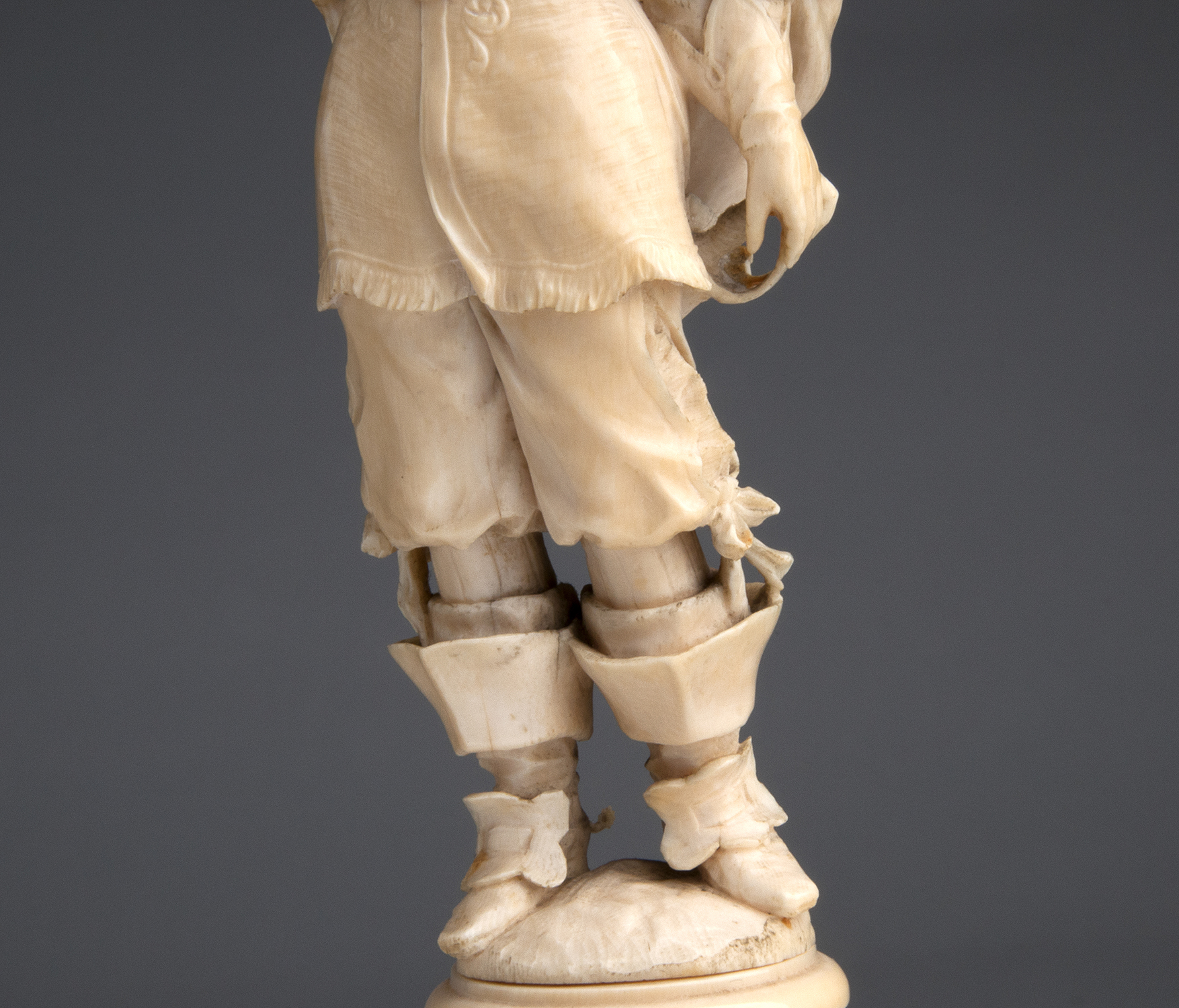 A carved ivory figure of a bugler - France, 18th / 19th Century; ; on a ivory base. 29 cm, 11 27/ - Image 5 of 8