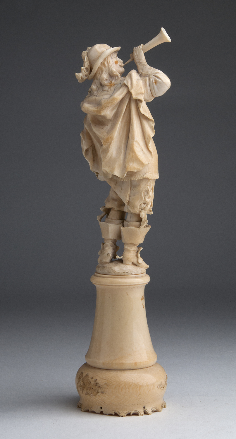 A carved ivory figure of a bugler - France, 18th / 19th Century; ; on a ivory base. 29 cm, 11 27/ - Image 3 of 8