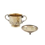 AN EDWARDIAN SILVER GILT TWO HANDLED SUGAR BOWL ON STAND, London 1901, mark of Goldsmiths &