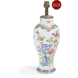 CHINE - XIXe siècle Vase balustre en porcelaine décorée en émaux polychromes de pivoines dans leur