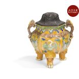 CHINE - Vers 1900 Brûle-parfum tripode hexagonal en porcelaine à décor incisé sous la couverte et