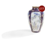 JAPON - Époque MEIJI (1868 - 1912) Vase balustre en porcelaine décorée en bleu sous couverte et