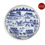 VIETNAM, Hue - Début XIXe siècle Coupe en porcelaine décorée en bleu sous couverte de paysage