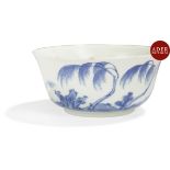 VIETNAM, Hue - XVIIIe siècle Bol en porcelaine décorée en bleu sous couverte de lettré dans une