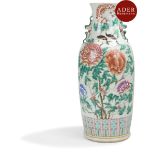 CHINE - XXe siècle Vase en porcelaine émaillée polychrome à décor d'oiseaux perchés parmi des