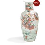 CHINE - XIXe siècle Vase balustre à col évasé en porcelaine style famille rose à décor de