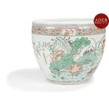 CHINE - XIXe siècle Cache-pot en porcelaine dans le style famille verte à décor d'oiseaux parmi