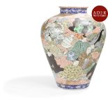 JAPON - Époque MEIJI (1868 - 1912) Vase balustre en porcelaine émaillée polychrome à décor de poètes