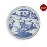 VIETNAM, Hue - XVIIIe siècle Présentoir rond en porcelaine décorée en bleu sous couverte de deux