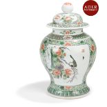 CHINE - Fin XIXe siècle Potiche couverte balustre en porcelaine style famille verte à décor de