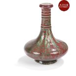 CHINE - XXe siècle Vase à panse basse en porcelaine émaillée verte et rouge flammée, le col