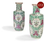 CHINE - XXe siècle Deux vases rouleaux en porcelaine émaillée polychrome à décor de vases fleuris