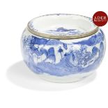 VIETNAM, Hue - XVIIIe/XIXe siècle Pot couvert en porcelaine décorée en bleu sous couverte de