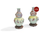 CHINE - Fin XIXe siècle Paire de vases de forme double gourde en porcelaine polychrome à décor en