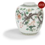 CHINE - Vers 1900 Pot à gingembre en porcelaine style famille verte à décor de dragon parmi les