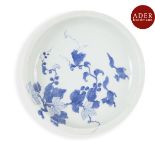 VIETNAM, Hue - XVIIIe siècle Coupe en porcelaine décorée en bleu sous couverte de branche de