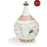 JAPON - Époque MEIJI (1868 - 1912) Grand vase bouteille en porcelaine émaillée polychrome à décor de