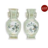 CHINE - Époque de la République - MINGUO (1912 - 1949) Paire de vases appliques en porcelaine