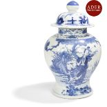 CHINE - XIXe siècle Potiche en porcelaine bleu blanc à décor de He Xiangu et servante avec un