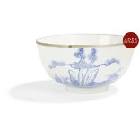 VIETNAM, Hue - XVIIIe/XIXe siècle Bol en porcelaine décorée en bleu sous couverte de pêcheur dans sa