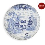 VIETNAM, Hue - XVIIIe/XIXe siècle Coupe en porcelaine décorée en bleu sous couverte de cavaliers