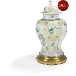 CHINE - Fin XIXe siècle Potiche couverte en porcelaine polychrome dans le style de la famille rose à