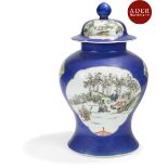 CHINE - Vers 1900 Potiche en porcelaine de style wucai à décor d'un général et ses serviteurs dans