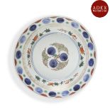 JAPON, Imari - Époque EDO (1603 - 1868), XVIIIe siècle Coupe en porcelaine décorée en bleu sous