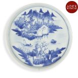 VIETNAM, Hue - Début XIXe siècle Plat en porcelaine décorée en bleu sous couverte de barque dans