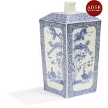 JAPON, Fours d'Arita - XIXe siècle Bouteille rectangulaire dite Tokuri en porcelaine bleu blanc à