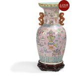 CHINE - XXe siècle Vase de forme balustre à col ouvert en porcelaine émaillée polychrome à décor d'