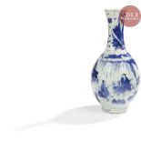 CHINE - Période Transition, XVIIe siècle Vase bouteille en porcelaine bleu blanc à décor de