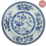 CHINE, Compagnie des Indes - Époque QIANLONG (1736 - 1795) Plat en porcelaine décorée en bleu sous