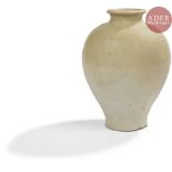 CHINE - Xe siècle, Cinq Dynasties Vase de forme meiping en grès émaillé beige. (Manques au pied et