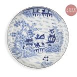 VIETNAM, Hue - XVIIIe / XIXe siècle Coupe en porcelaine décorée en bleu sous couverte de cavaliers