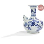 CHINE - XVIIIe siècle Kendi en porcelaine bleu blanc à décor d'oiseau en vol et d'un oiseau perché