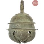 INDONESIE - XIIe siècle Cloche de temple bouddhiste formant bouton de fleur en bronze moulé et gravé