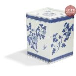 CHINE - XIXe siècle Brique à herbes odorantes en porcelaine décorée en bleu sous couverte de