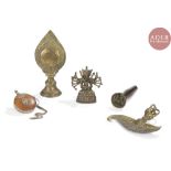 NEPAL Ensemble en bronze comprenant un phurbu vajrakila, un pendentif en forme de gourde, une