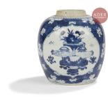 CHINE - Époque KANGXI (1662 - 1722) Pot à gingembre en porcelaine bleu blanc à décor dans une