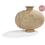 CHINE - Époque HAN (206 av. JC - 220 ap. JC) Vase cocon en terre cuite à trace de polychromie (