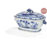 CHINE - XVIIIe siècle Soupière rectangulaire à pans coupés en porcelaine bleu blanc à décor de