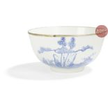 VIETNAM, Hue - XVIIIe / XIXe siècle Bol en porcelaine décorée en bleu sous couverte de pêcheur