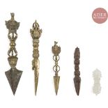 TIBET - XIXe siècle Ensemble de cinq phurbu dont trois en bronze, l'un en cristal et l'autre en