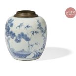 CHINE - XIXe siècle Pot à gingembre en porcelaine bleu blanc à décor de bambou, pins et prunus en